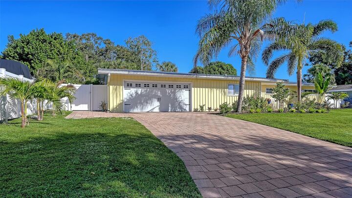 Property Photo: 2525 Hibiscus Street FL 34239