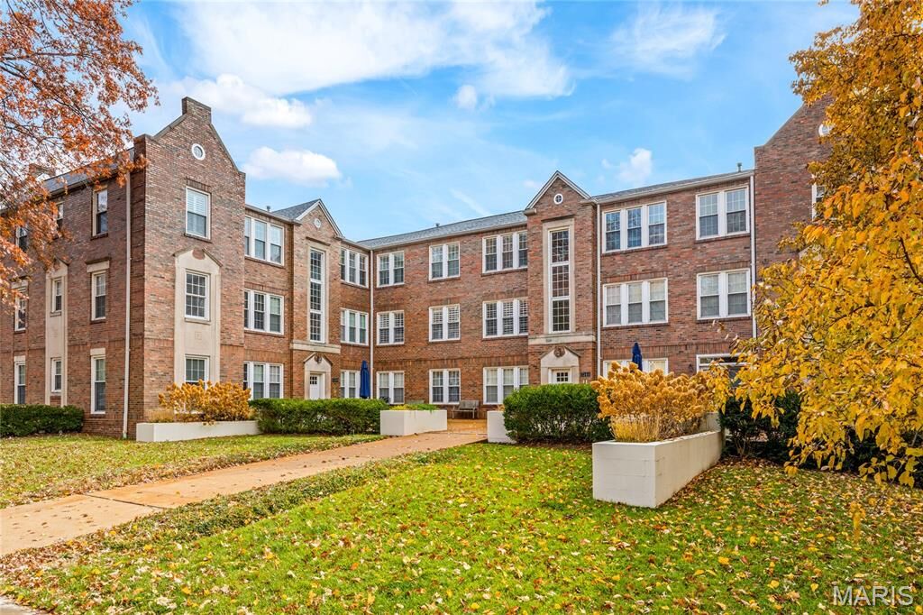 Property Photo: 7564 Wydown Boulevard 3B MO 63105