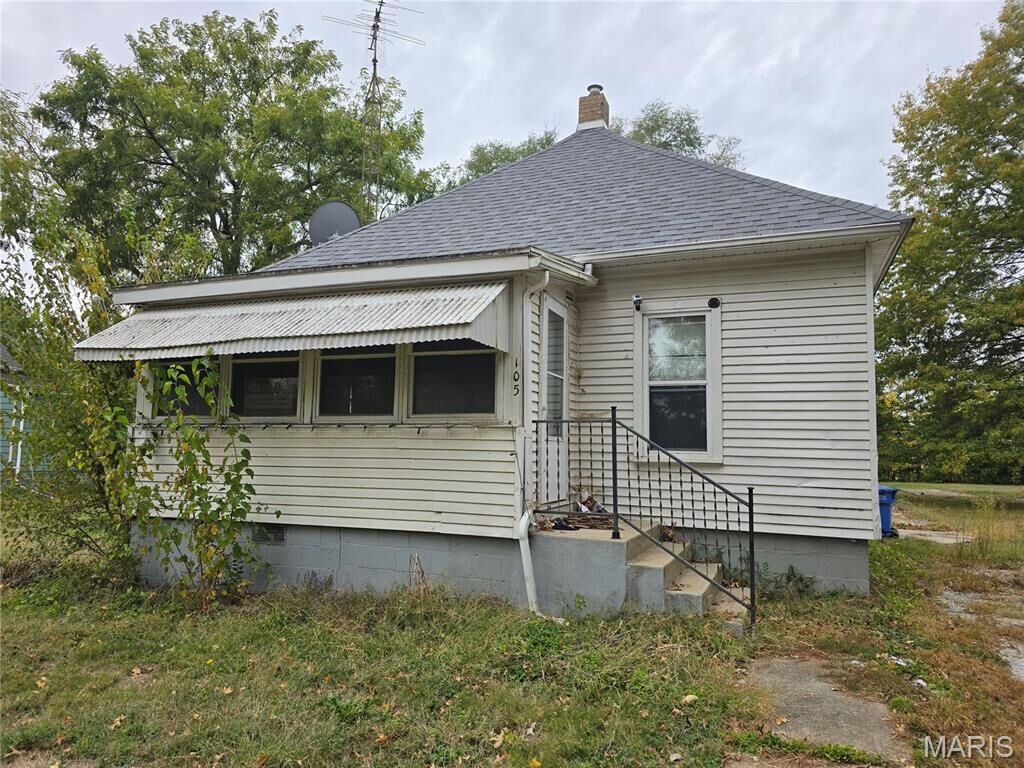 Property Photo:  105 N West Street  IL 62567 