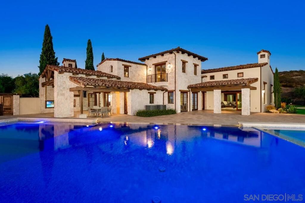 Property Photo:  8069 Entrada De Luz E  CA 92127 