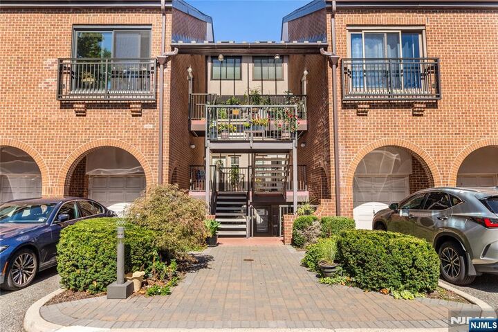 7 Eliot Court  Teaneck NJ 07666 photo