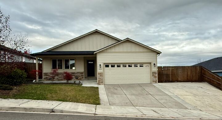 Property Photo: 912 Stonewater Drive OR 97524