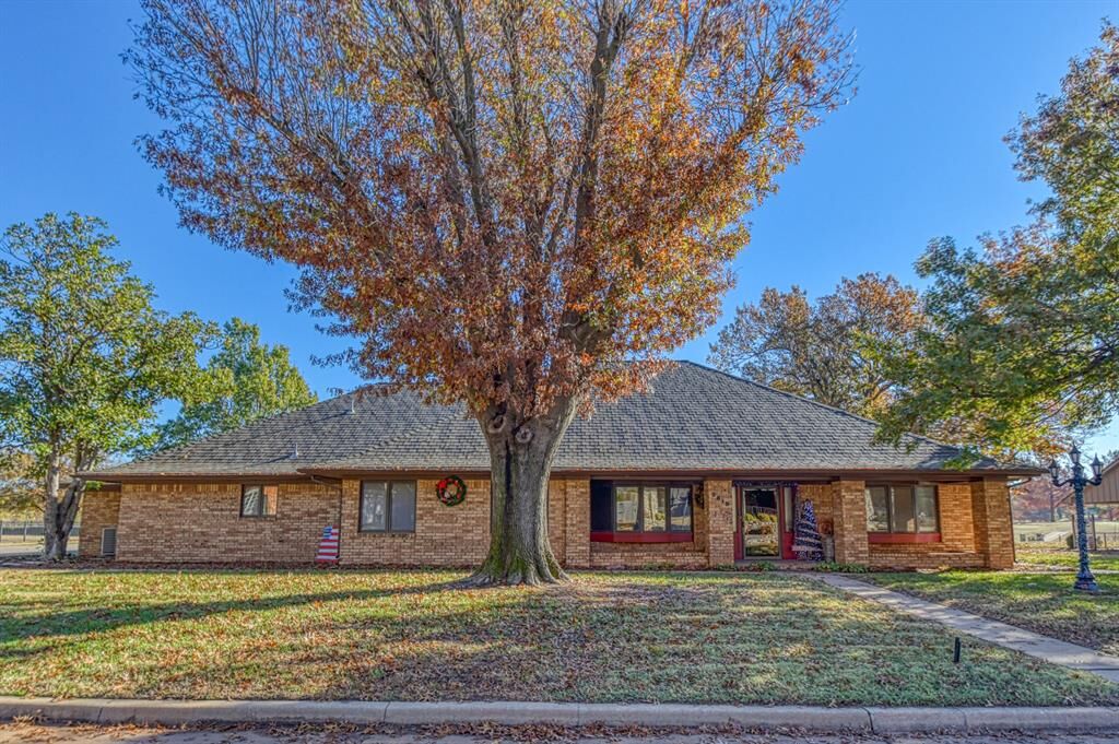 Property Photo: 2819 Country Club Drive OK 73018