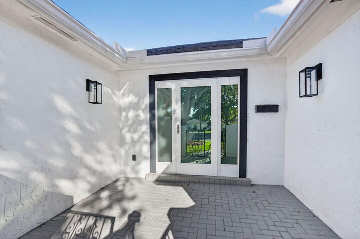 Property Photo:  501 SW 1st Street  FL 33432 