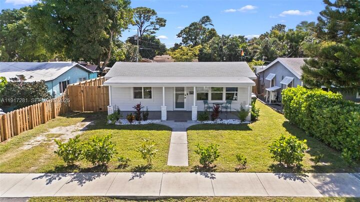 Property Photo:  1464 NE 24th St  FL 33305 