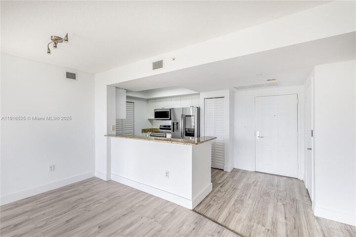 Property Photo: 19501 W Country Club Dr 515 FL 33180