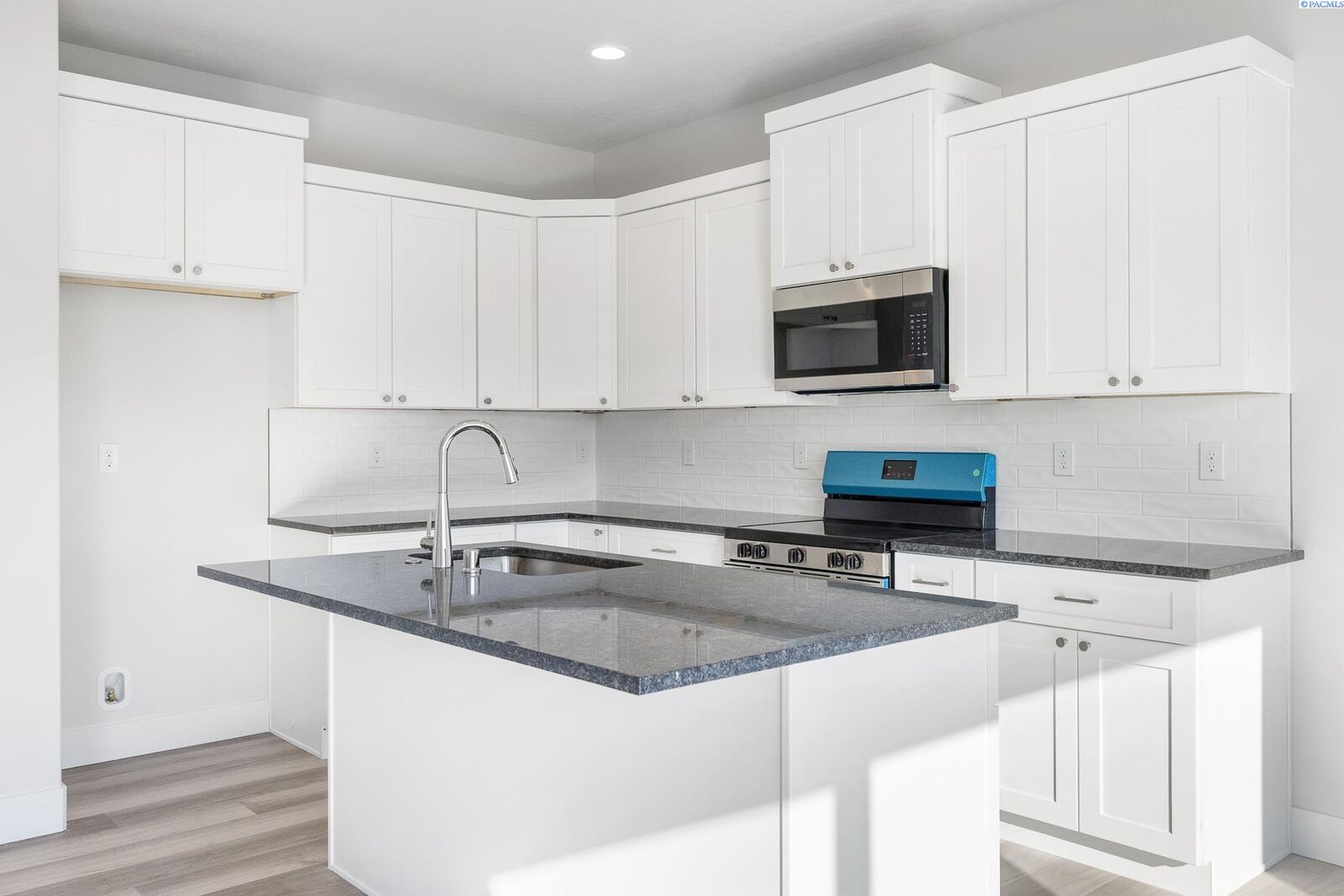 Property Photo:  7581 Grapevine Ct  WA 99353 