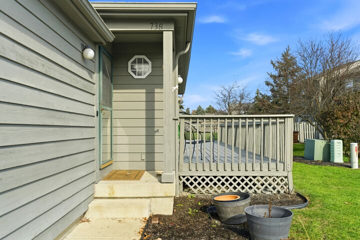 Property Photo:  738 Parkbluff Way  OH 43035 