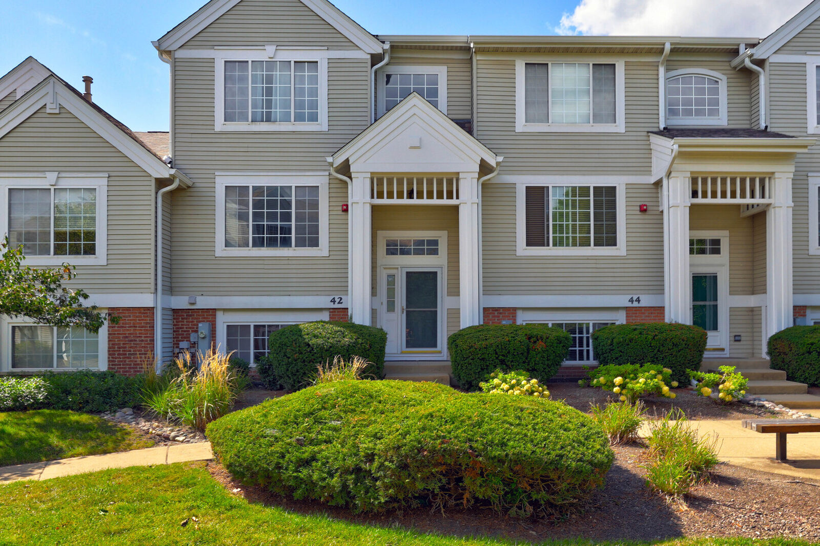 Property Photo:  42 Cherbourg Court  IL 60090 