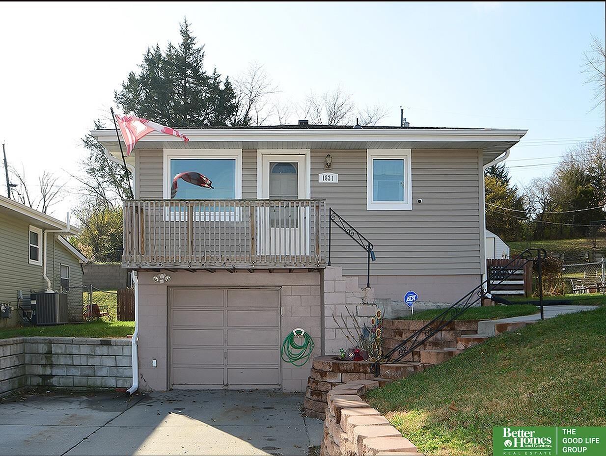 Property Photo:  1821 Avenue B  NE 68048 