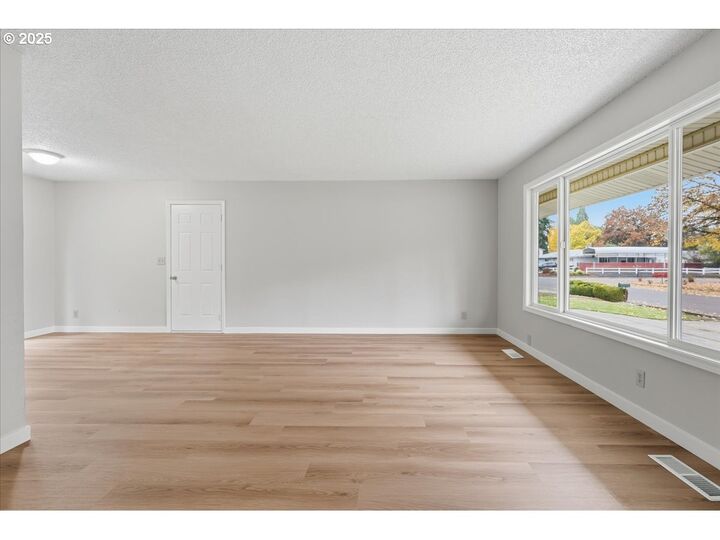 Property Photo:  741 SE 36th Ave  OR 97123 