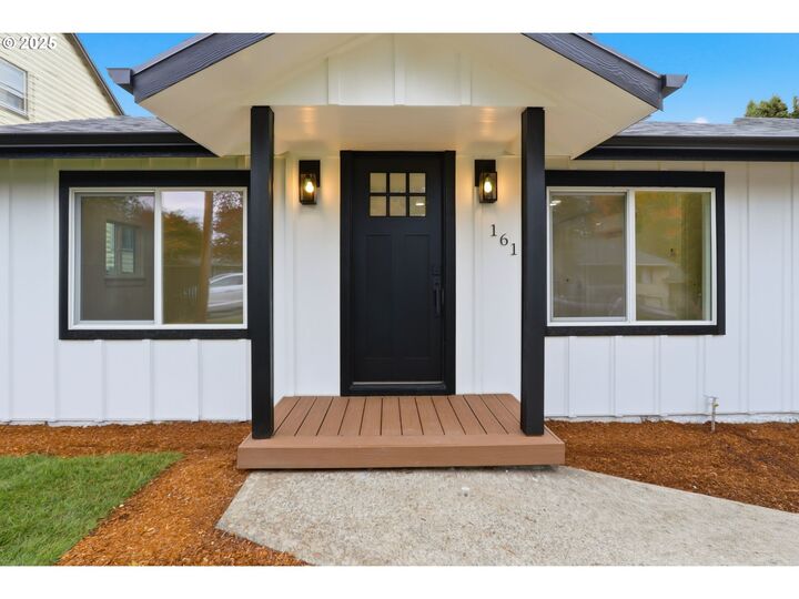 Property Photo:  161 NW Freeman Ave  OR 97124 