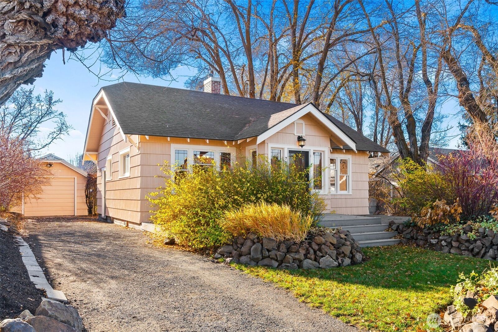 Property Photo:  708 E Capitol Avenue  WA 98926 