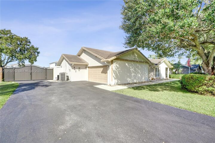 Property Photo: 14833 SW 164th Ter FL 33187