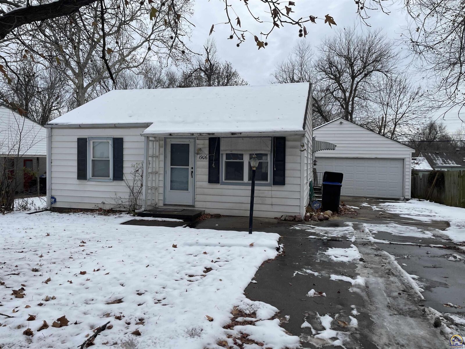 Property Photo:  1906 SE Illinois Ave  KS 66607 