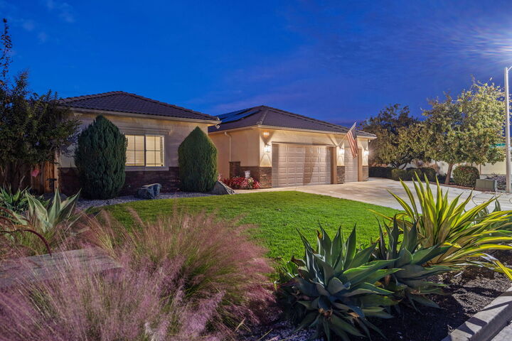 Property Photo: 3038 E Beech Court CA 93292