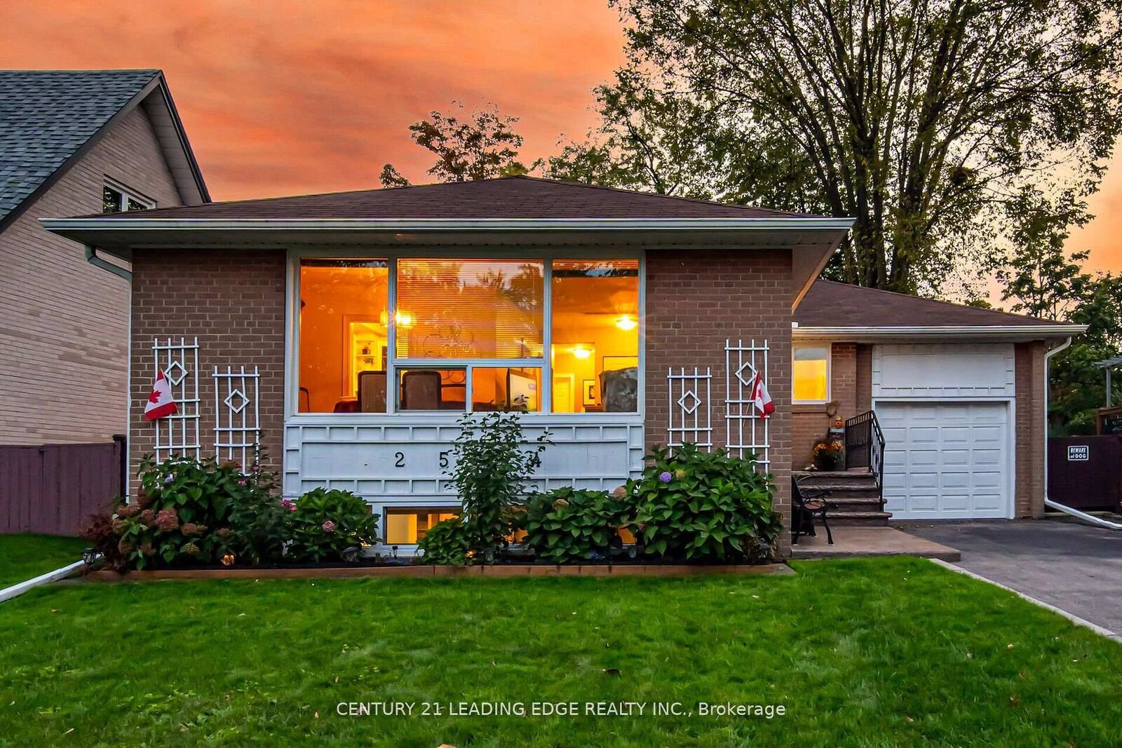 Property Photo:  2574 Lundigan Drive  ON L5J 3W1 