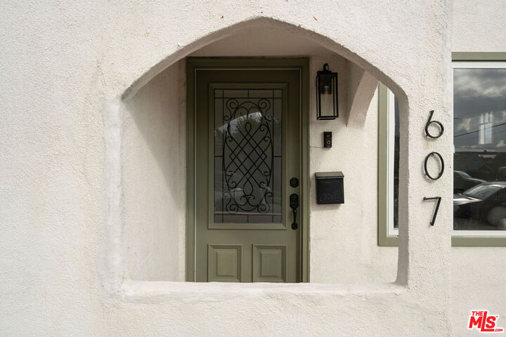 Property Photo: 607 W 111th Pl CA 90044