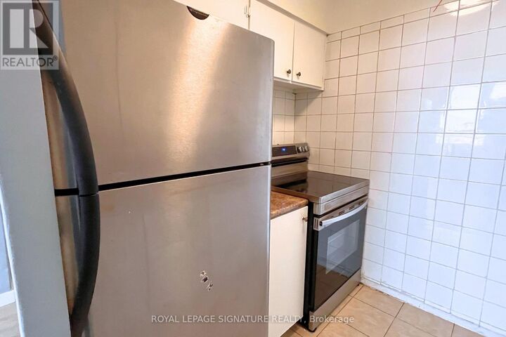 Property Photo:  200 Lotherton Pathway 1211  ON M6B 2G9 