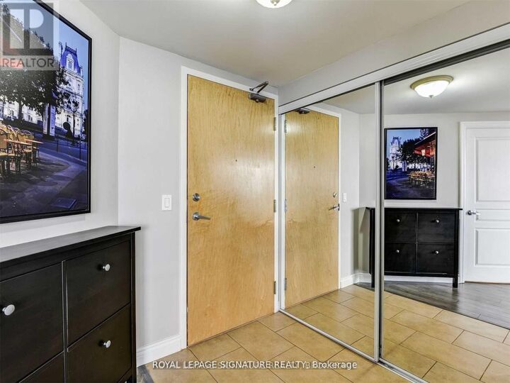 Property Photo:  220 Burnhamthorpe Road 1002  ON L5B 4N4 