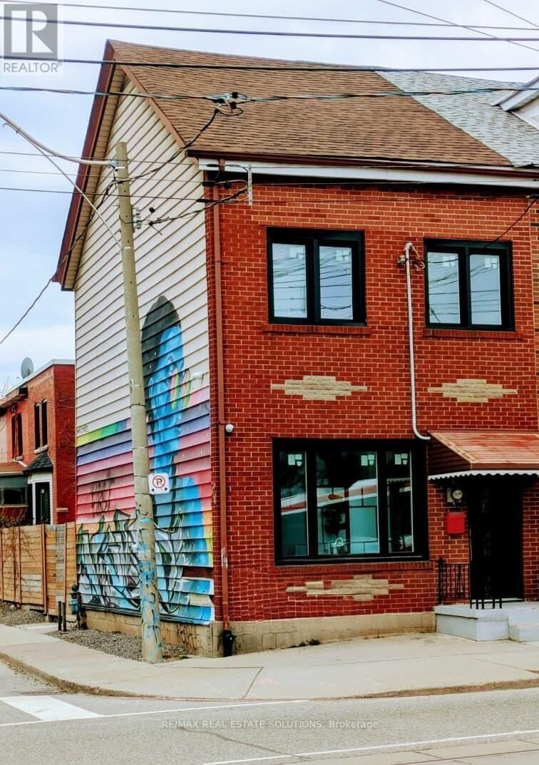 Property Photo:  206 Bathurst Street  ON M5T 2R9 