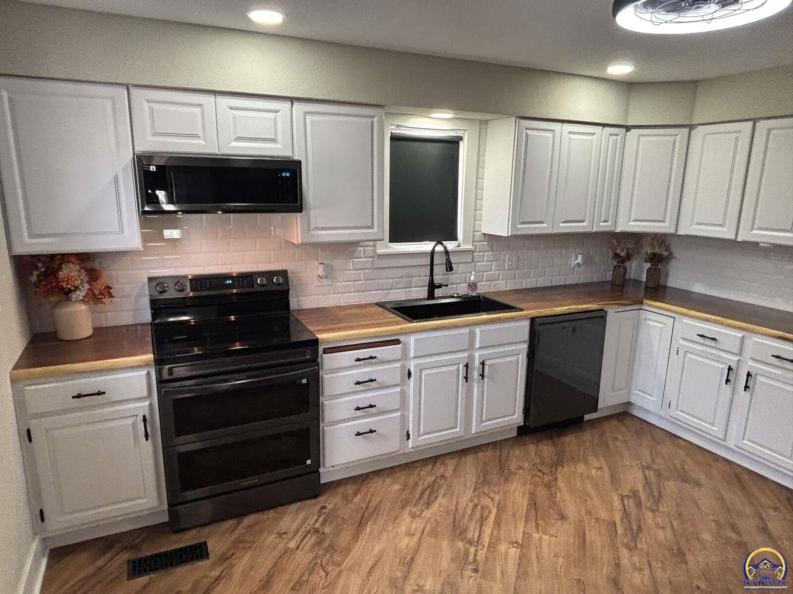 Property Photo:  620 Pearl St  KS 66845 
