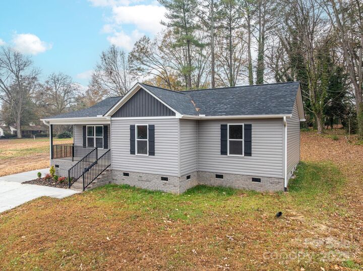 Property Photo:  519 N State Street  NC 28092 