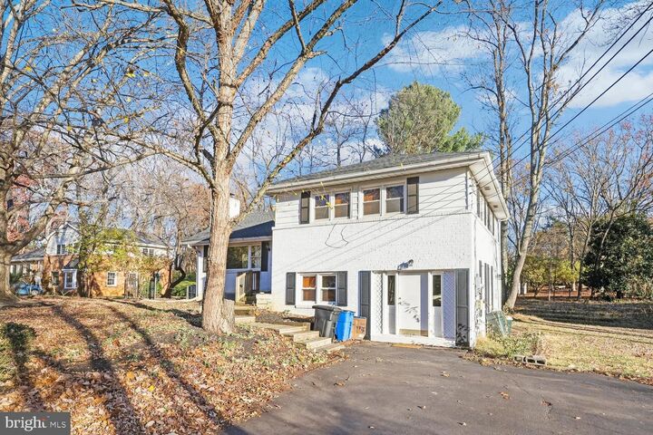 Property Photo:  1105 Westbriar Court NE  VA 22180 