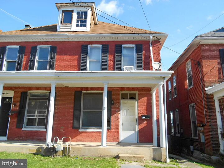 Property Photo:  19 N Queen Street  PA 17257 