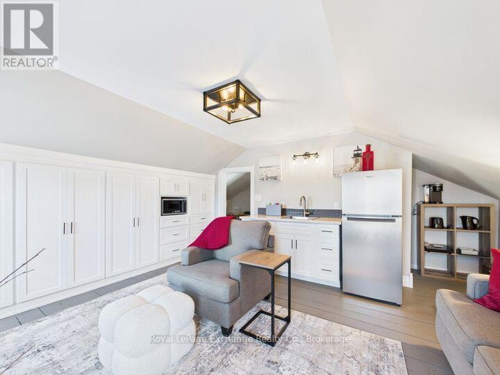 Property Photo:  953 Queen Street 1  ON N2Z 2Y2 