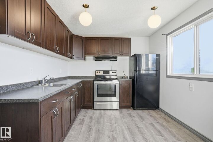 Property Photo:  18024 93 Avenue NW  AB T6E 5P5 