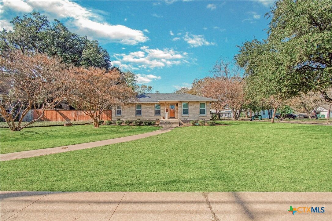 Property Photo:  812 N Penelope Street  TX 76513 
