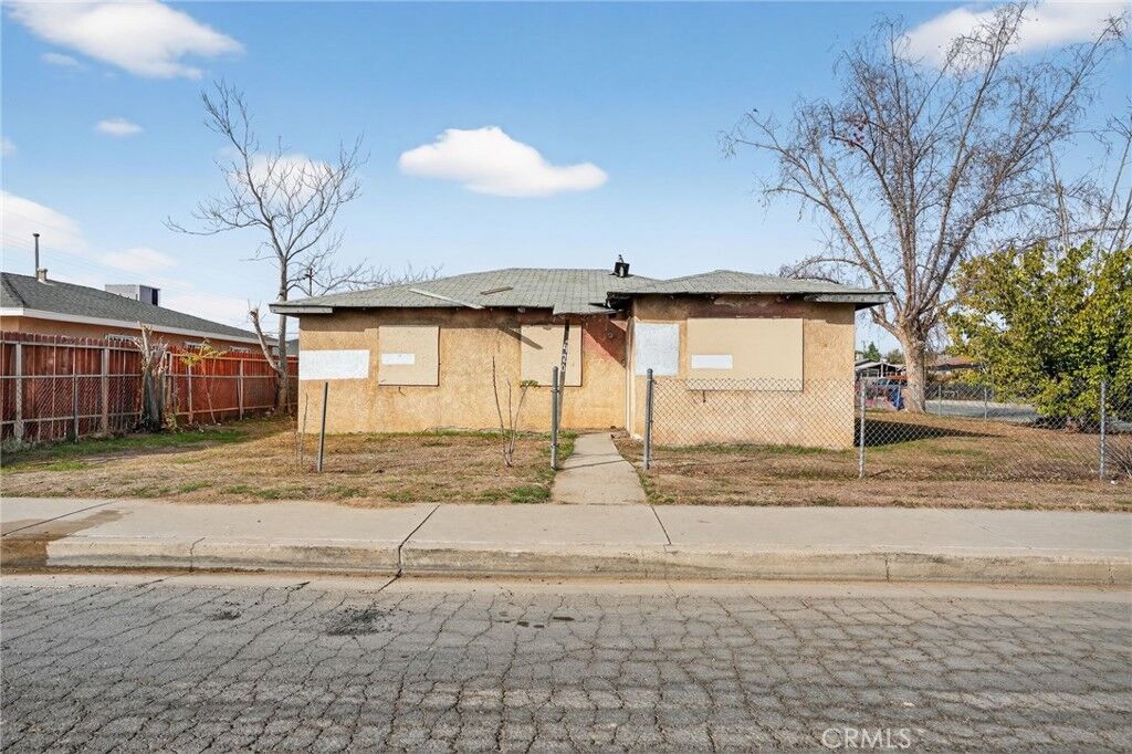 Property Photo:  420 Robinson  CA 93305 