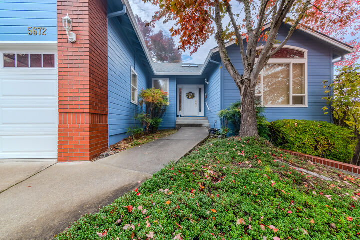 Property Photo: 5672 Cherry Lane OR 97504