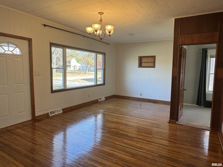 Property Photo:  110 E Bishop Street  IL 61572 