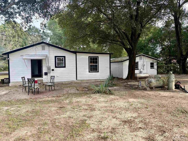 Property Photo: 6321 Oxford Dr FL 32583