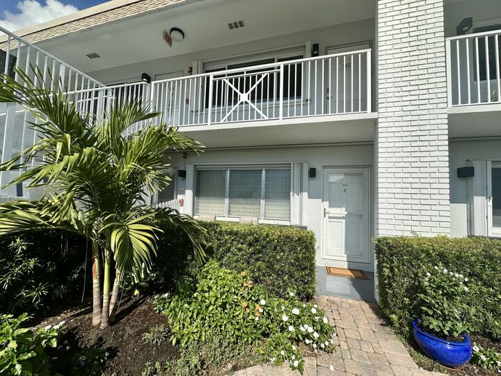 Property Photo:  1001 NE 8th Avenue 102  FL 33483 