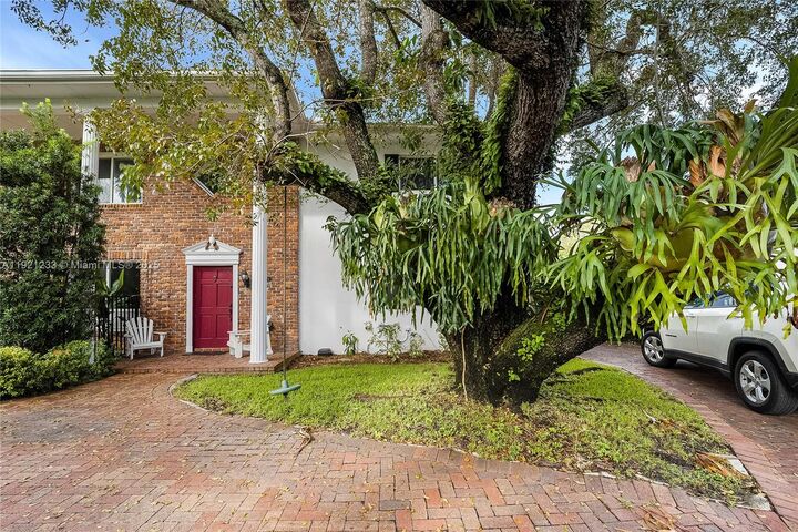 Property Photo: 10670 SW 77th Ave 10670 FL 33156