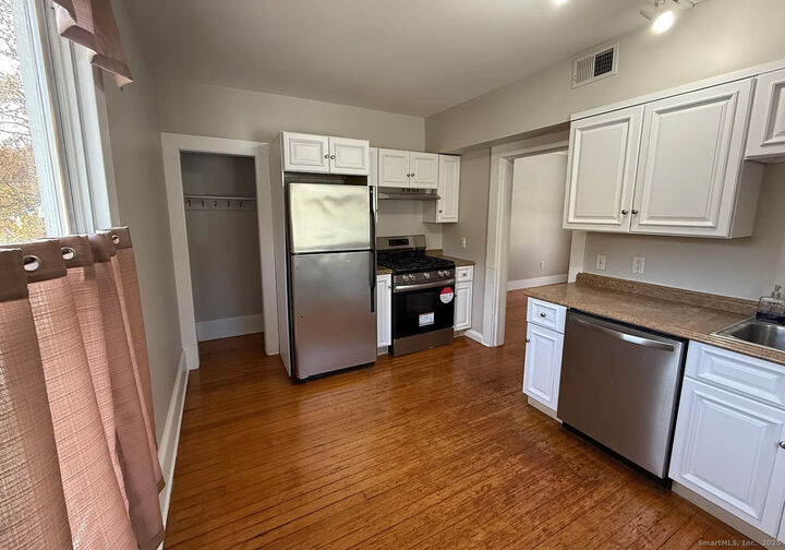 Property Photo: 1752 Farmington Avenue 3 CT 06085