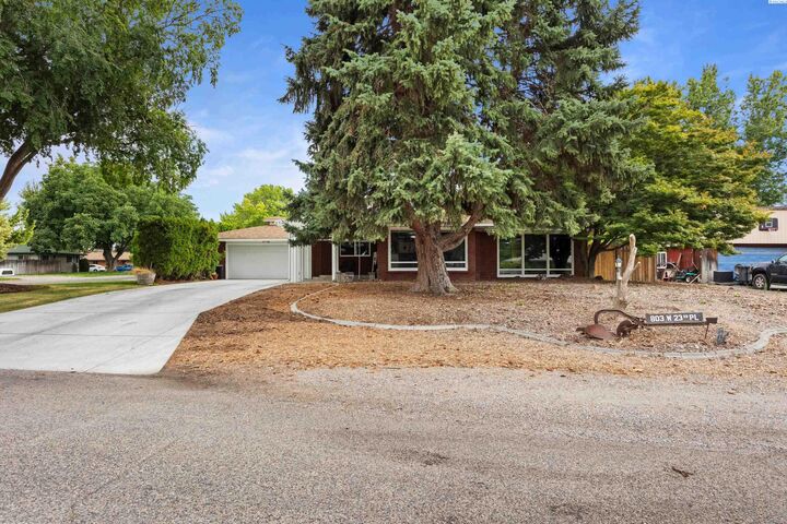 Property Photo: 803 W 23rd Pl WA 99337