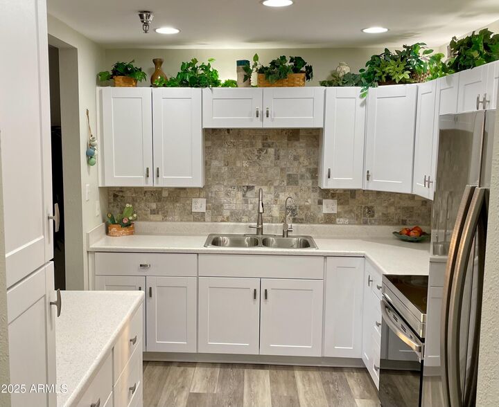 Property Photo:  425 S Parkcrest -- 322  AZ 85206 