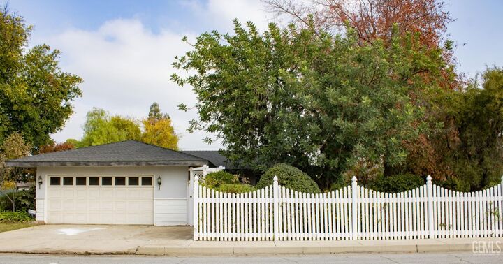 Property Photo: 2432 Beech Street CA 93301