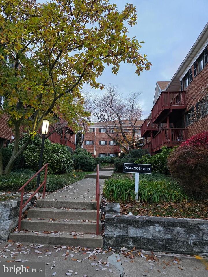 Property Photo: 206 Skyhill Road 8 VA 22314