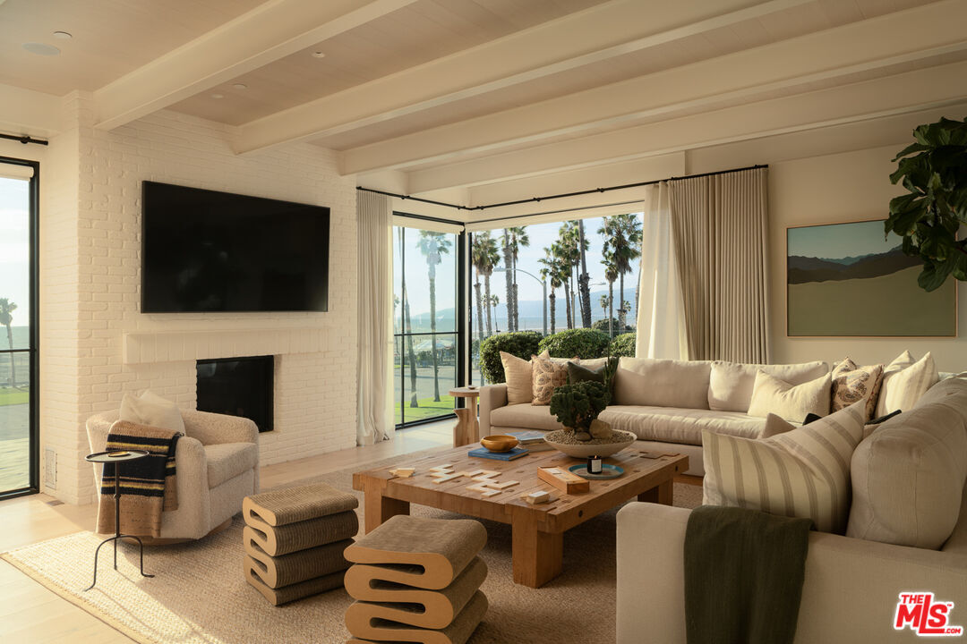 Property Photo:  120 N Hart Ave  CA 90405 