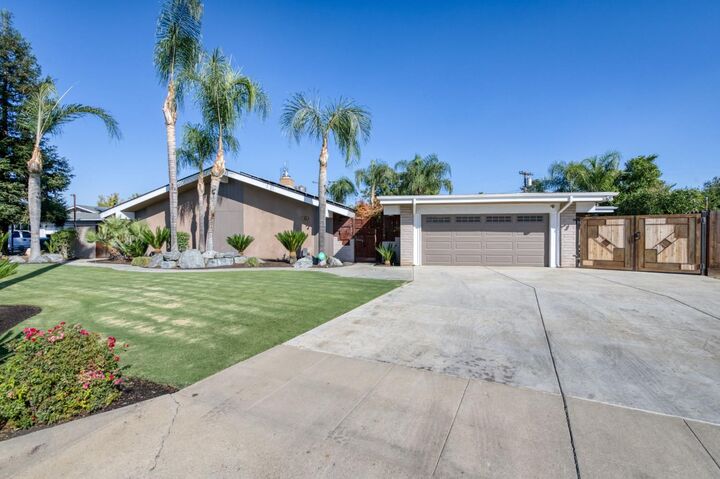 Property Photo:  833 S Stanford Avenue  CA 93727 
