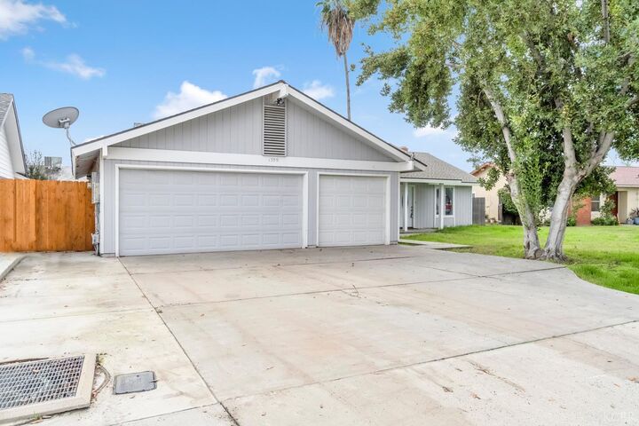 Property Photo:  1359 Acacia Court  CA 93245 