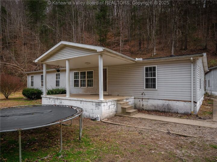 Property Photo: 871 Sandlick Road WV 25181