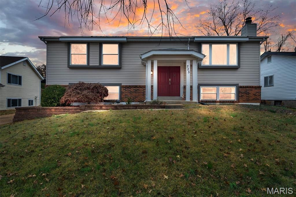 Property Photo: 225 Vistaoak Court MO 63021