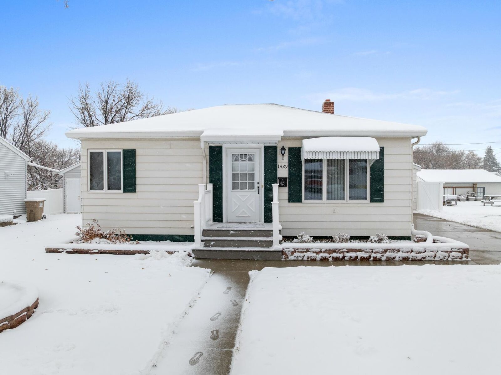 Property Photo:  1429 5th St SW  ND 58701 