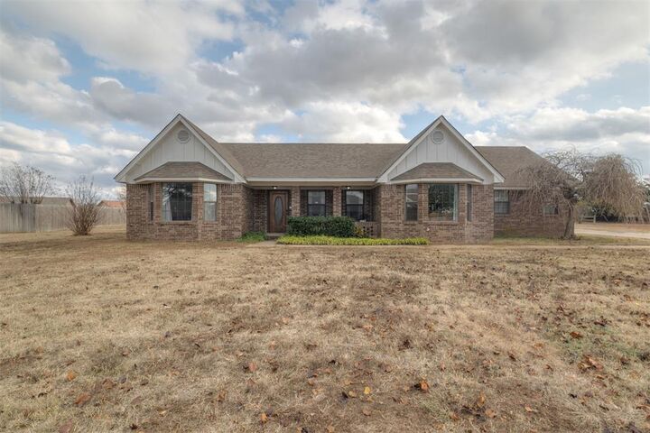 Property Photo:  2303 Lakewood Drive  OK 73018 